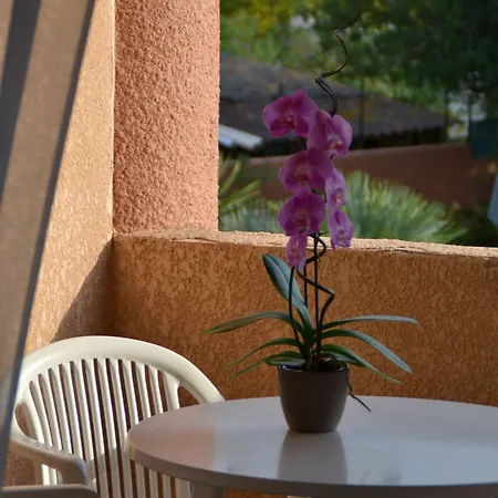 Le California Apartahotel